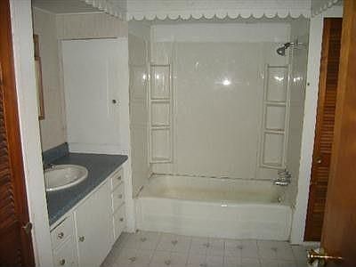 2nd image of 822 Fair Ave NE