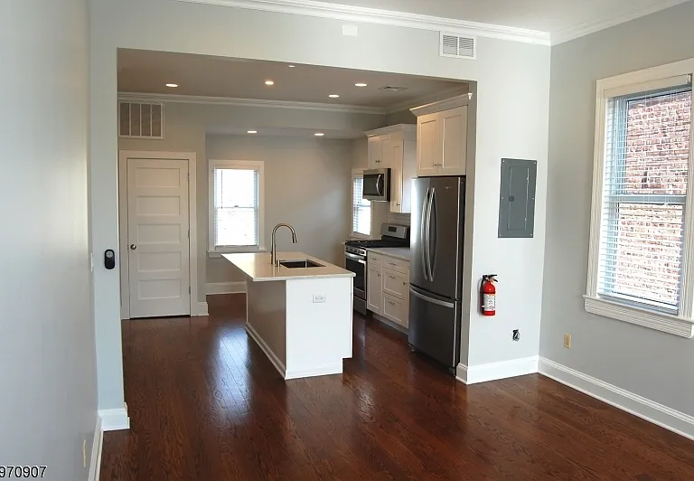 49 Park Ave — Photo 2