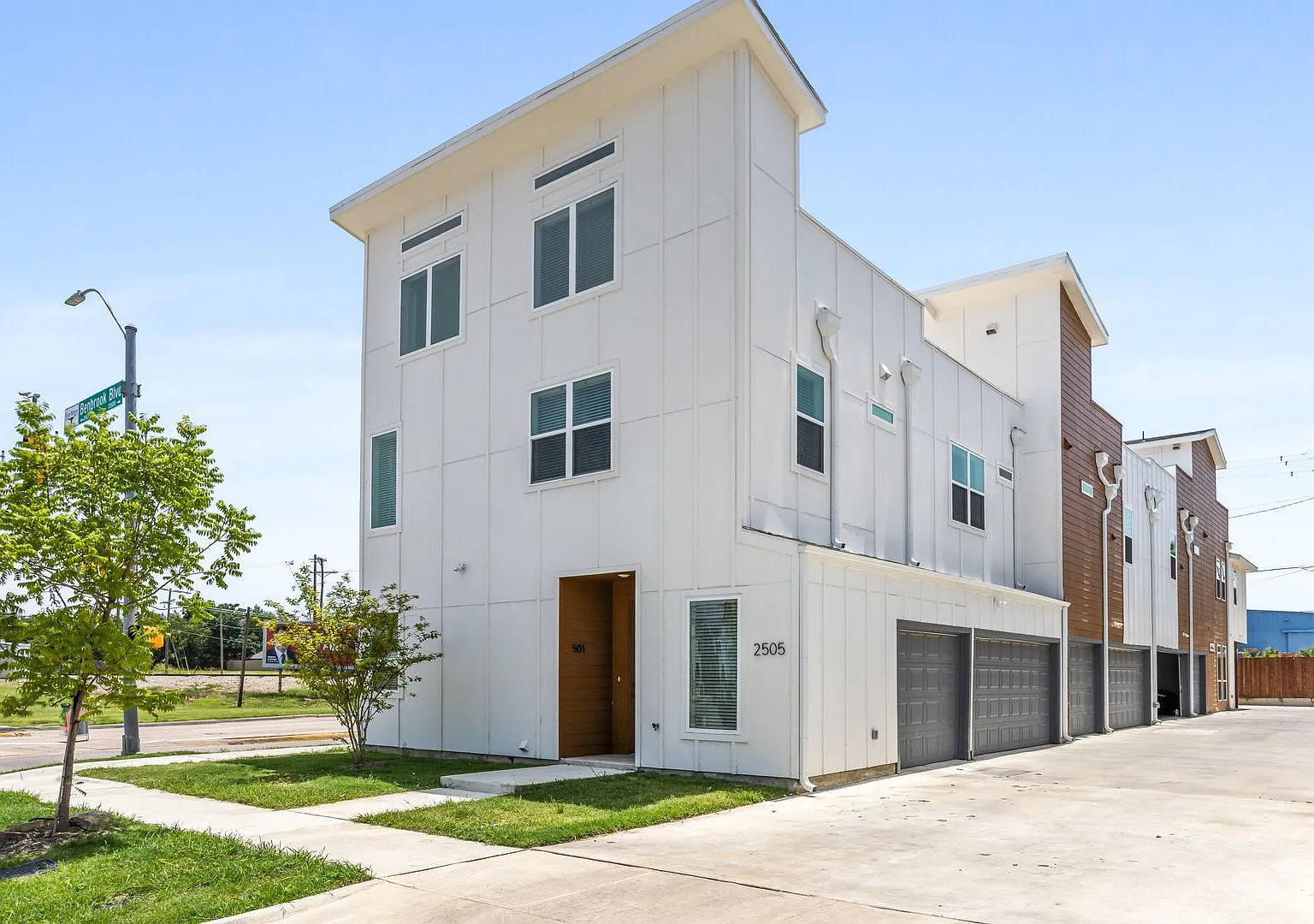 Benbrook 2505 - Unit 502 — Photo 2
