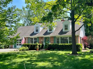 117 E Hawthorne Ct, Lake Bluff, IL