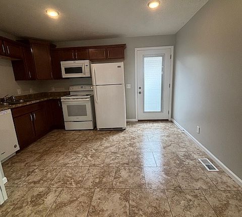 4th image of 911 N Riverside Dr #11370269