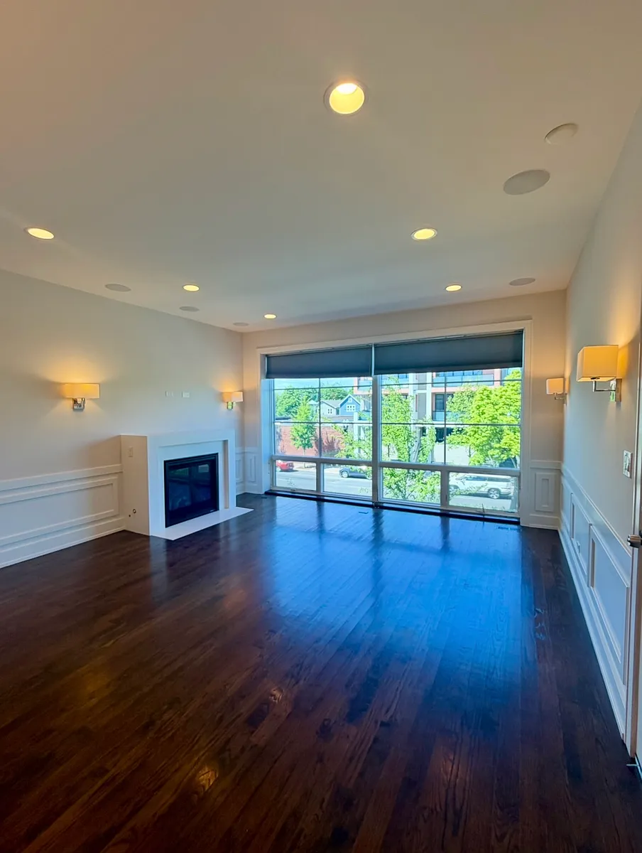 Building Photo - 2441 W Irving Park Rd #2W