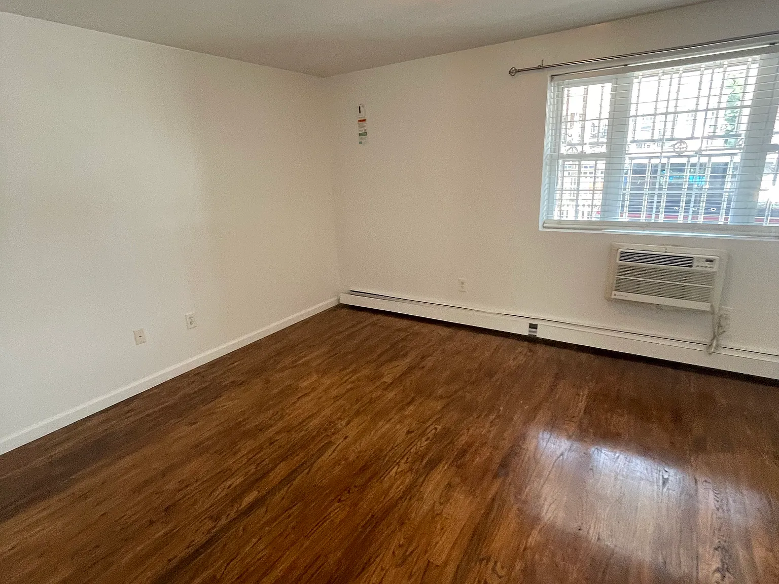 3 bed, 1000 sqft, $3,200 — Photo 2