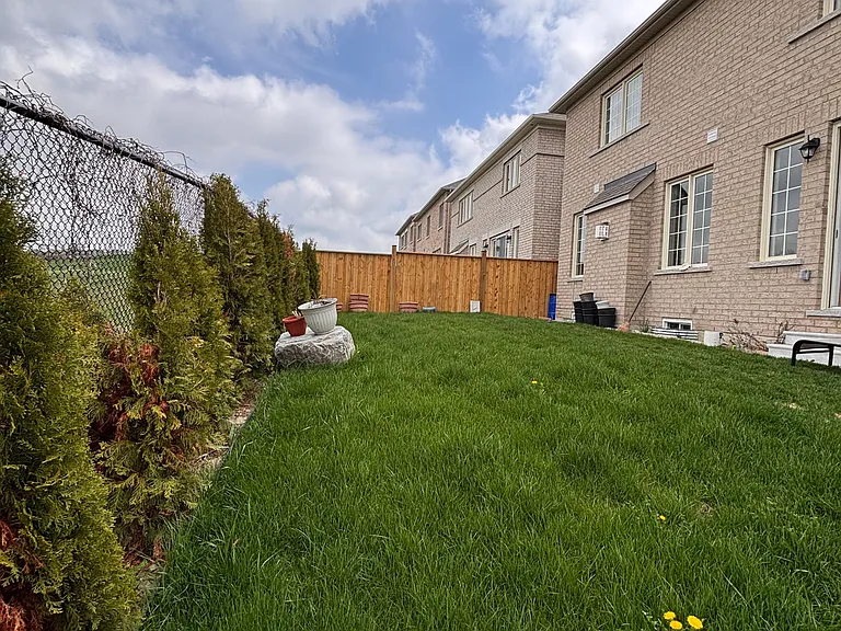 62 Angus Morton Cres — Photo 17