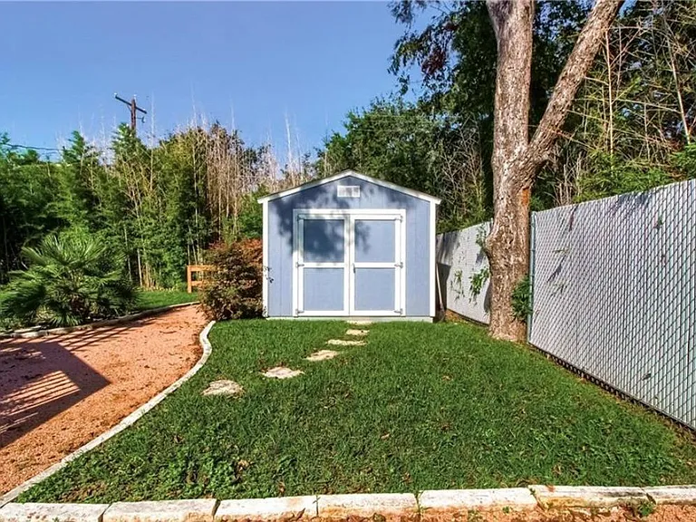 702 W North Loop Blvd — Photo 16