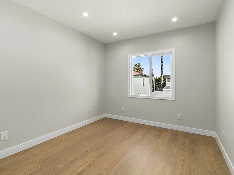 1827 E 4th St #18 — Photo 26