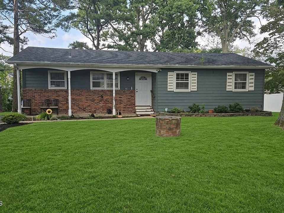 1st image of 8 Oak Leaf Ln