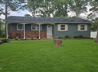 8 Oak Leaf Ln, Toms River, NJ 08755