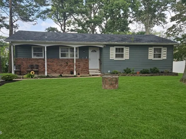 8 Oak Leaf Ln, Toms River, NJ 08755