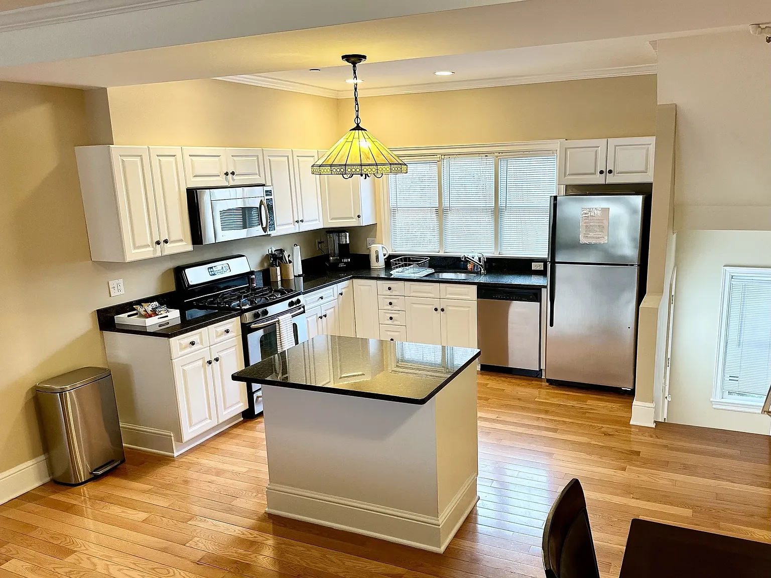 3 bed, 2.5 bath, 2275 sqft, $4,495 — Photo 4