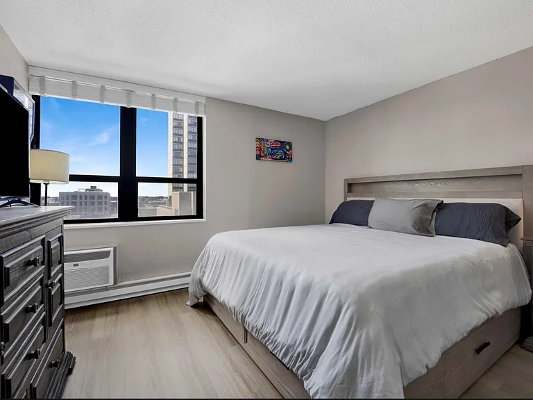 2740 N Pine Grove Ave #9 — Photo 7