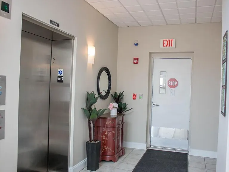 1522 Vfw Pkwy #201 — Photo 11