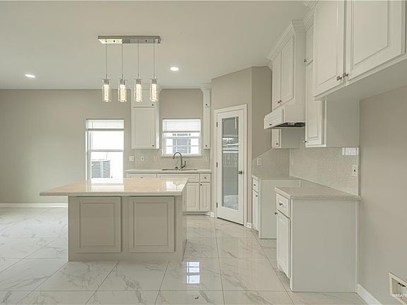3rd image of 204 N Brooks Cir