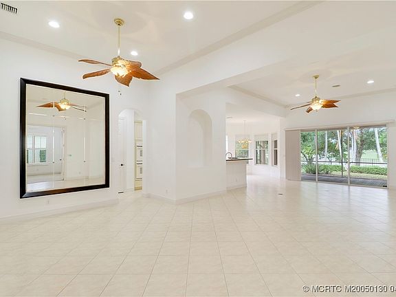 3rd image of 736 SW Pebble Ln