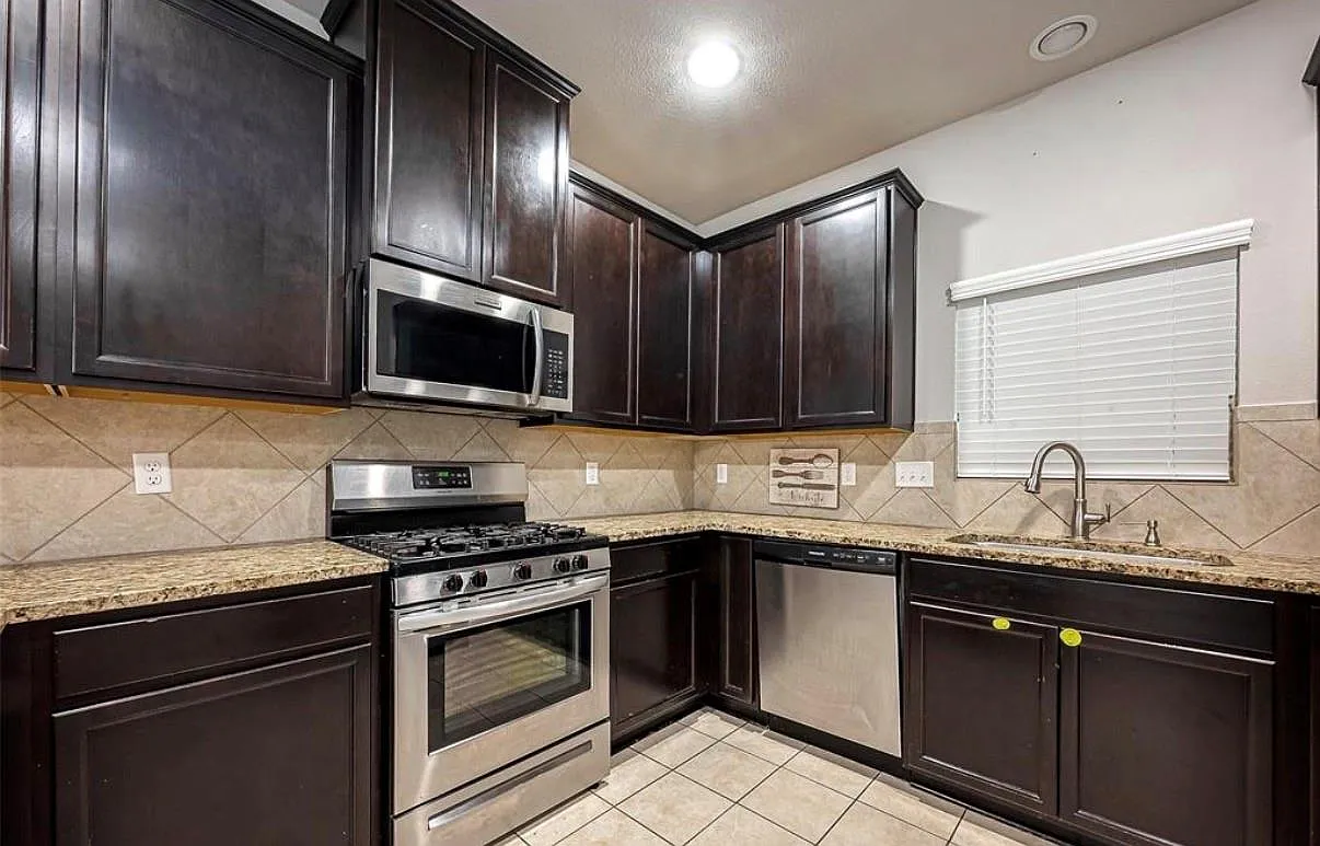 3 bed, 2.0 bath, 1505 sqft, $2,190 — Photo 3