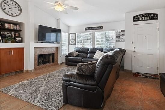 4th image of 44692 Lorraine Dr
