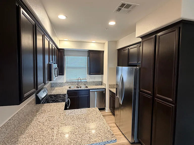 727 Magnolia Ave — Photo 3