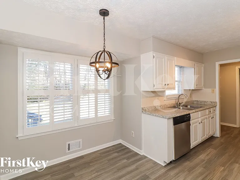 1079 Lakeview Rd — Photo 5
