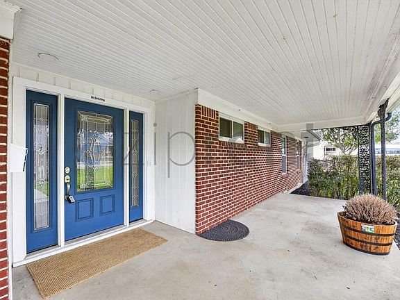 3rd image of 1610 N Ave