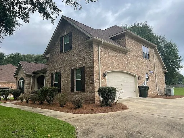 5 bed, 2842 sqft, $3,200 — Photo 2