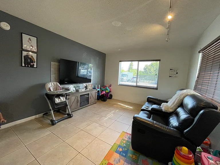 3300 NE 10th Ter #1 — Photo 18