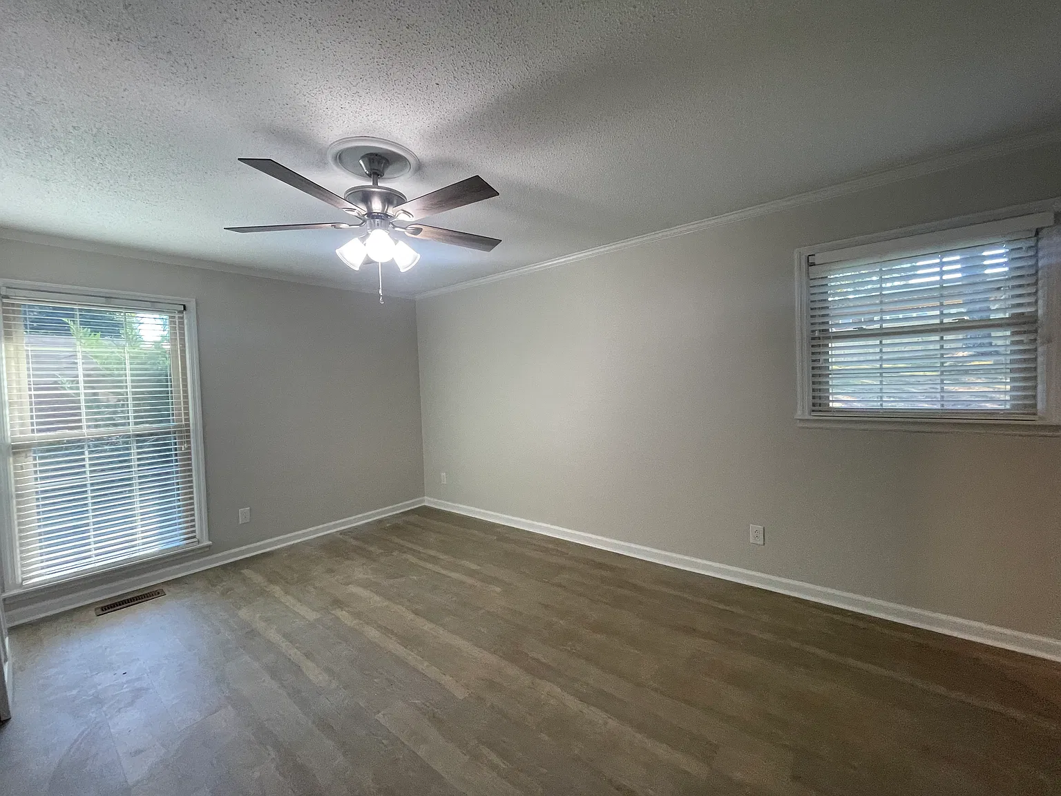 3 bed, 2034 sqft, $1,900 — Photo 4