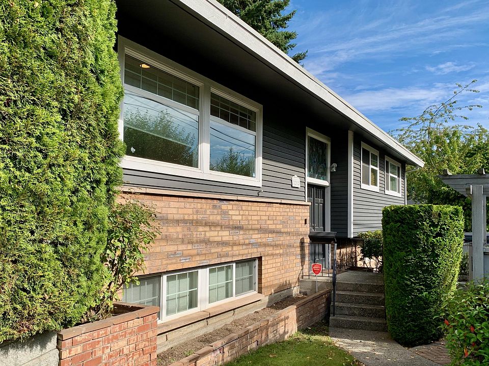 2 Blocks North of Greenlake! Double Door entrance. Lots of windows. Smart doorbell. Low maintenance yard.