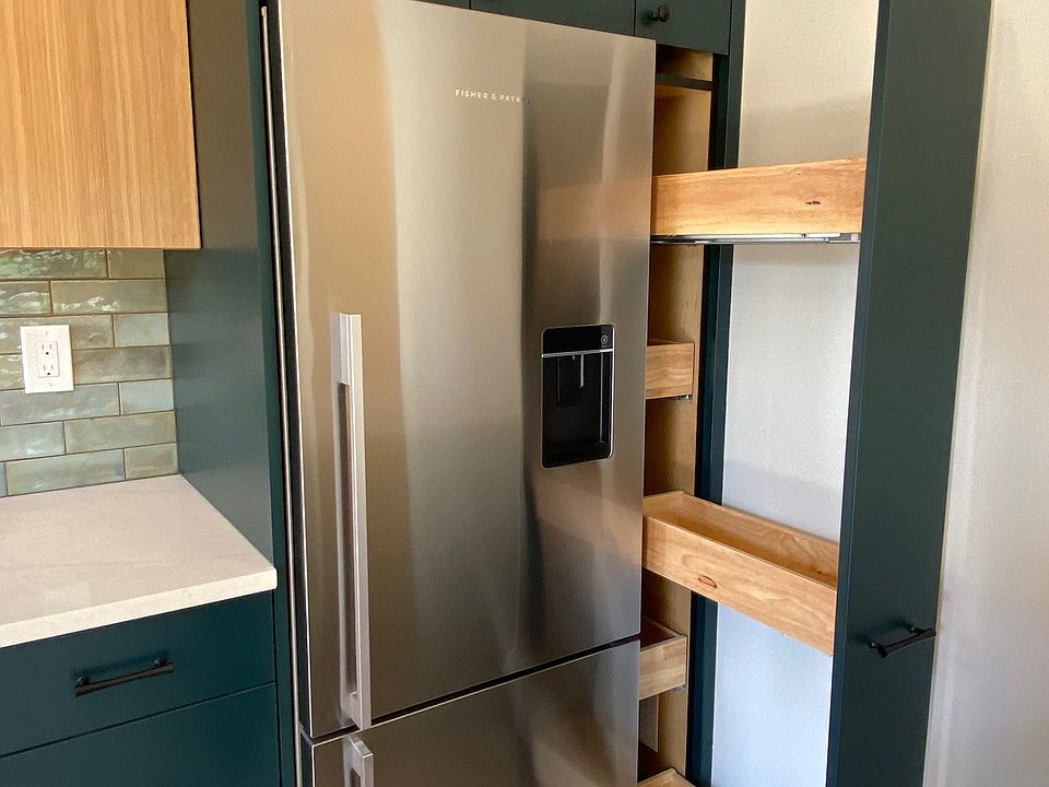 Pullout pantry shelving with 5 drawers.