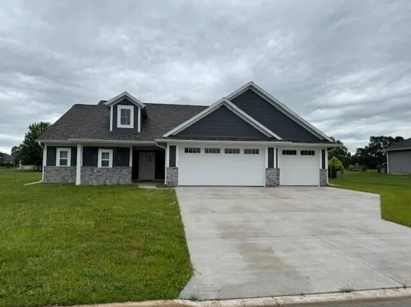 2112 Mapledale DRIVE, West Bend, WI 53090