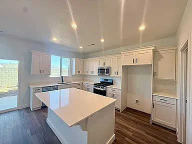 3 bed, 2339 sqft, $2,599 — Photo 3