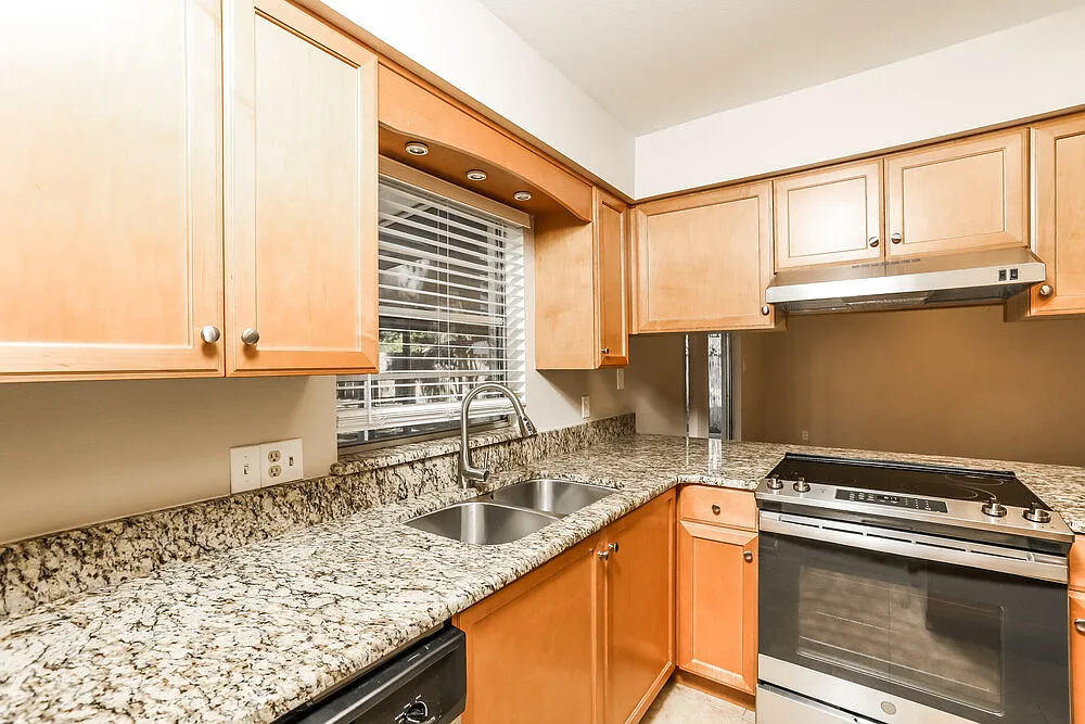 3 bed, 2.0 bath, 1258 sqft, $2,125 — Photo 4