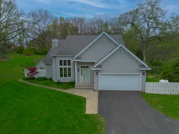 1102 Lost Nation Rd, Dixon, IL 61021