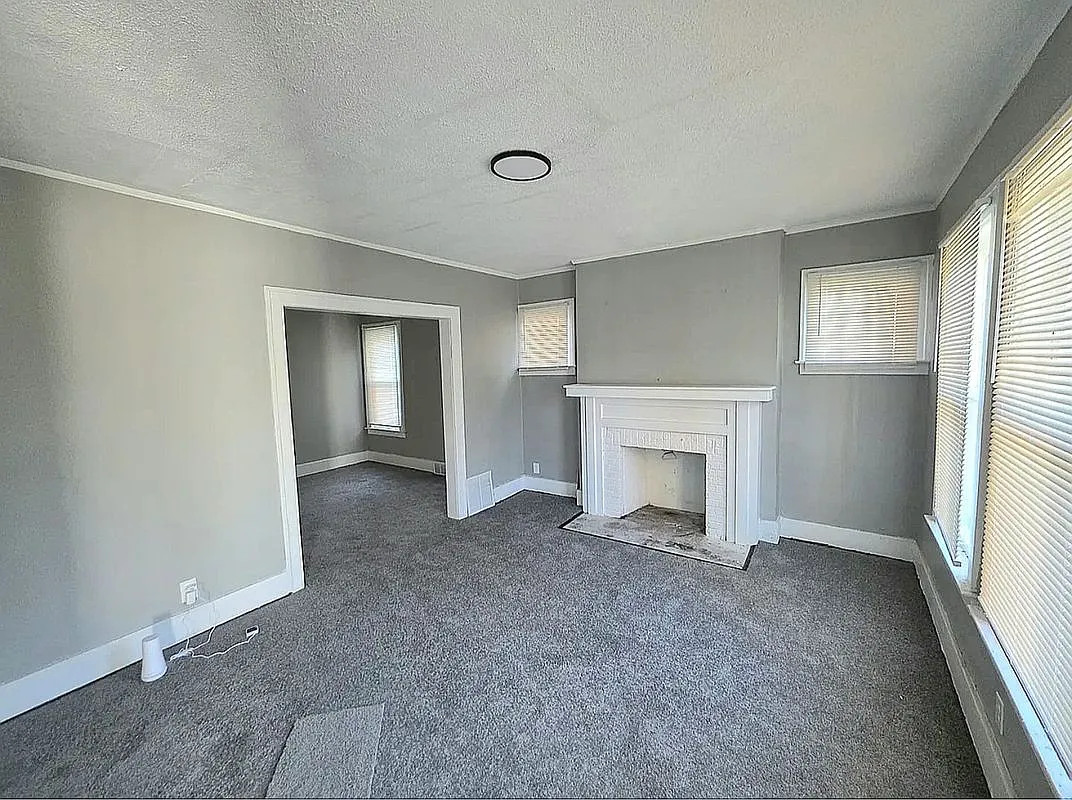 2 bed, 1.0 bath, 1055 sqft, $1,100 — Photo 2