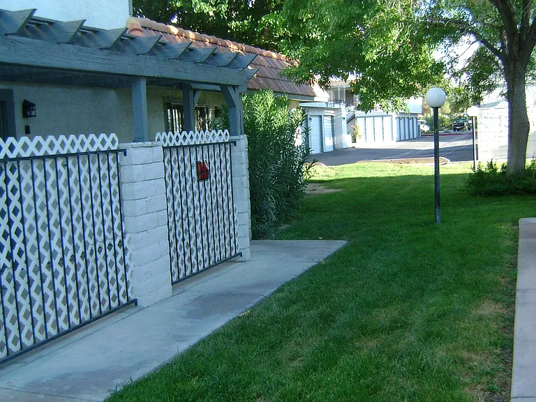 1020 Willow Tree Dr #B — Photo 2