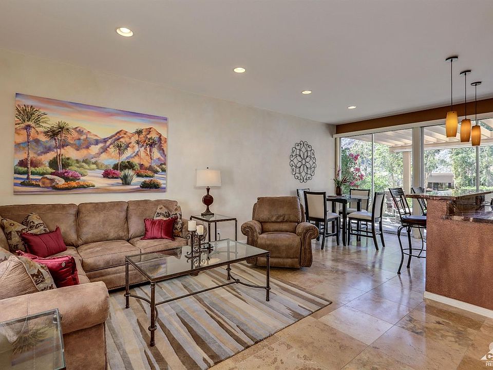 Spacious living/dining area 