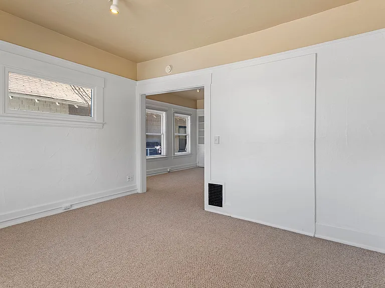 1 Bedroom with den close to SW! Walking distance to Providence Park! — Photo 24