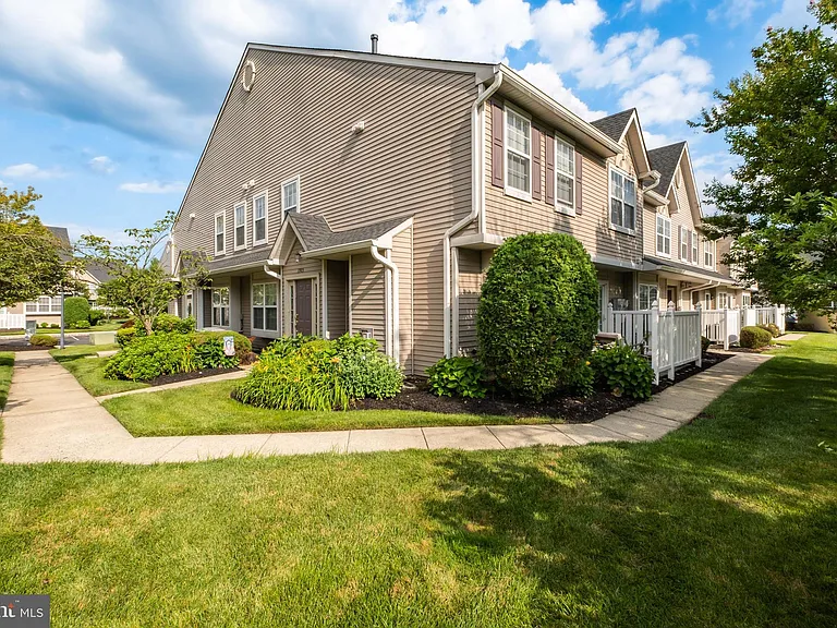 3906 Grenwich Ln — Photo 32