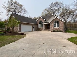 60 Tipperary Rd, Gladstone, MI 49837