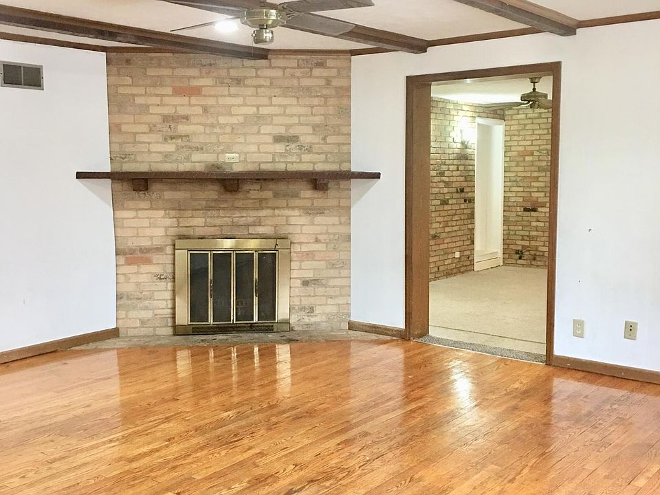 Spacious living room