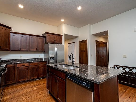 4th image of 644 Croell Ave