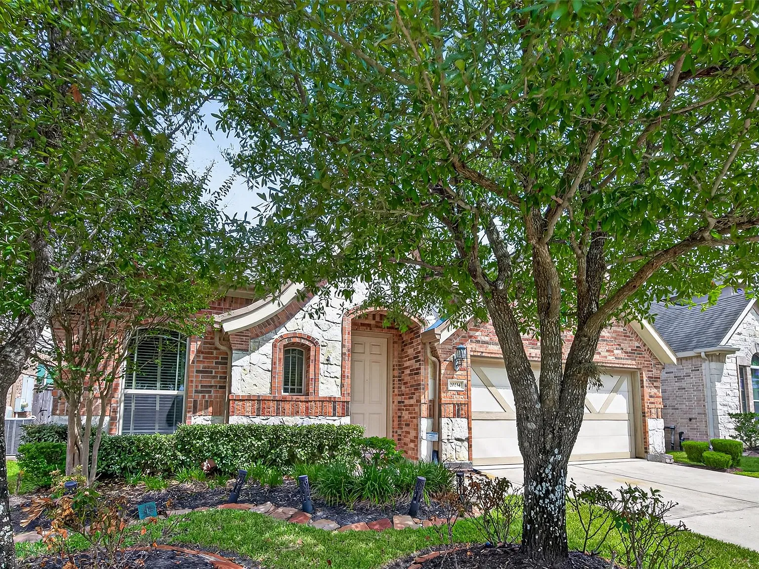3 bed, 2.0 bath, 2029 sqft, $2,395 — Photo 3