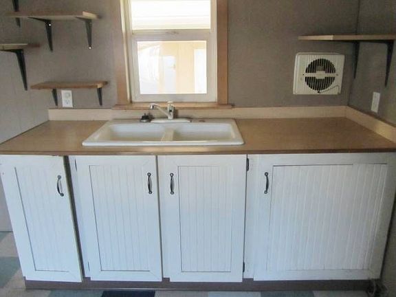 Kitchen sink/counter