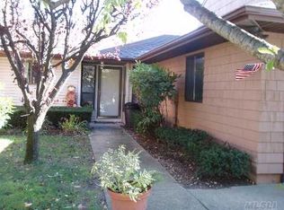114 Scarlett Dr, Commack, NY