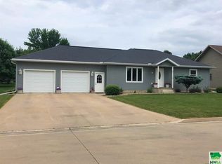 207 Kentucky Ave NW, Orange City, IA 51041