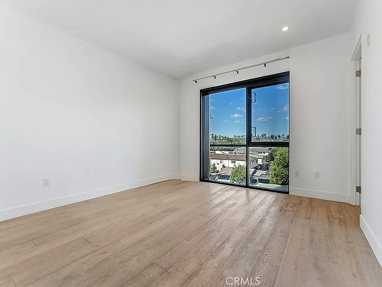 210 N Monterey St — Photo 4