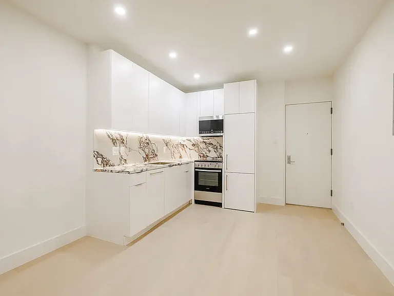 300 W 21st St #21 — Photo 1