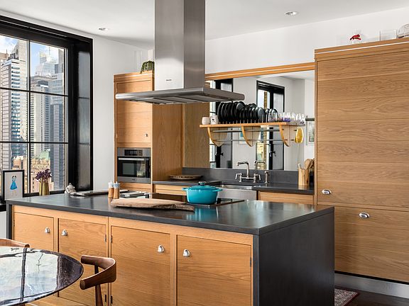 4th image of 425 W 50th St Unit Penthouse C