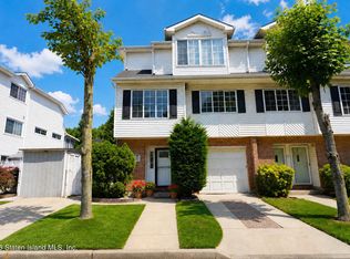 19 Spruce Ln, Staten Island, NY 10309