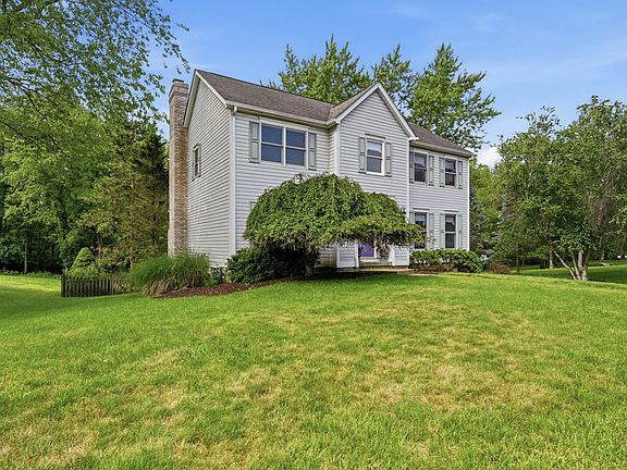 3rd image of 910 Poplar Pl