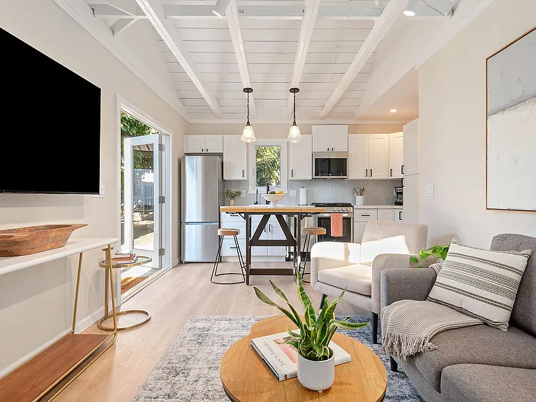 102 N Soledad St #B — Photo 1